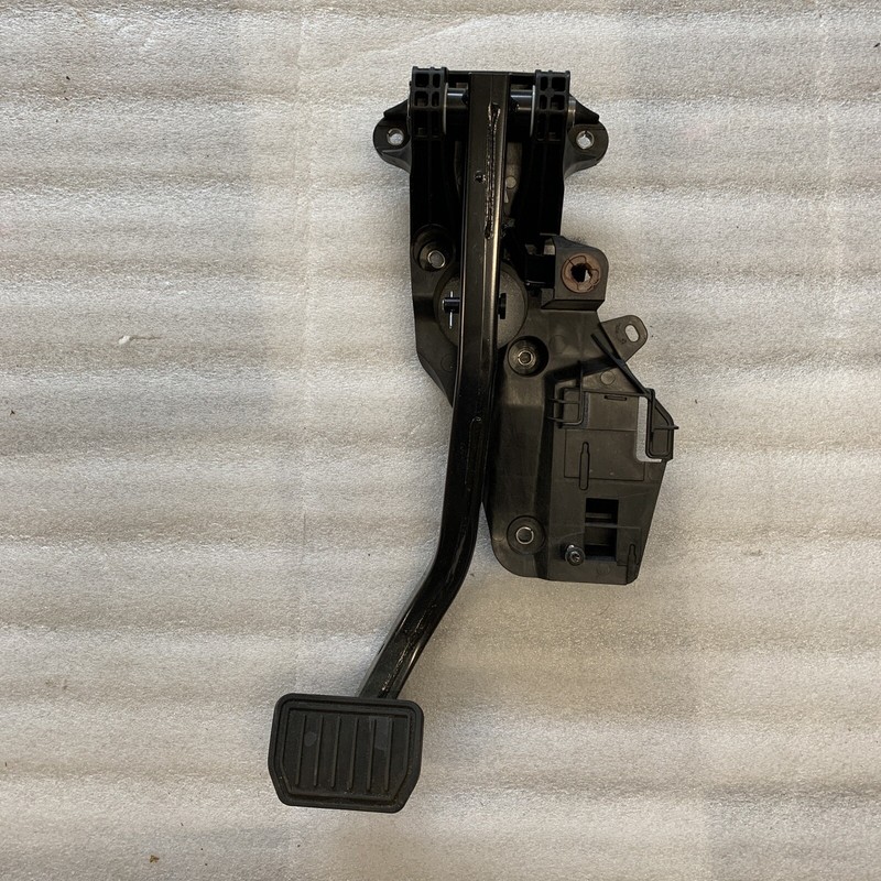 20-22 TESLA MODEL Y BRAKE STOP PEDAL 1188691-00 N-199 M9