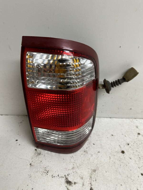 2000-2004 Nissan Pathfinder Right Passenger Tail Light Lamp Taillight Taillamp