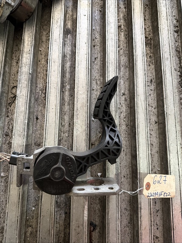 Volvo VNL Throttle Pedal - P/N: 21915481