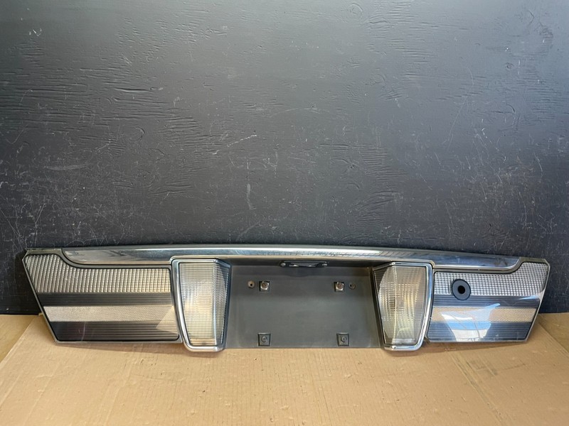 2006 to 2011 Mercury Grand Marquis Trunk Lid Center Tail Light AD8482 DG