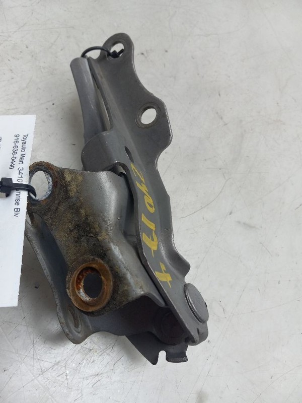 2004 SCION XB 1.5L FWD AT LEFT AND RIGHT SIDE HOOD HINGES