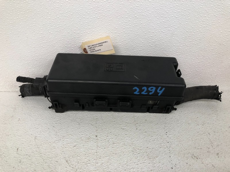 ⭐2007-2014 LINCOLN NAVIGATOR FUSE RELAY JUNCTION BOX UNIT ASSEMBLY OEM LOT2294