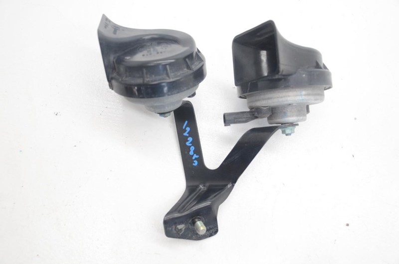 97-04 Porsche Boxster 2.7L Pair of Front Horns 012212903
