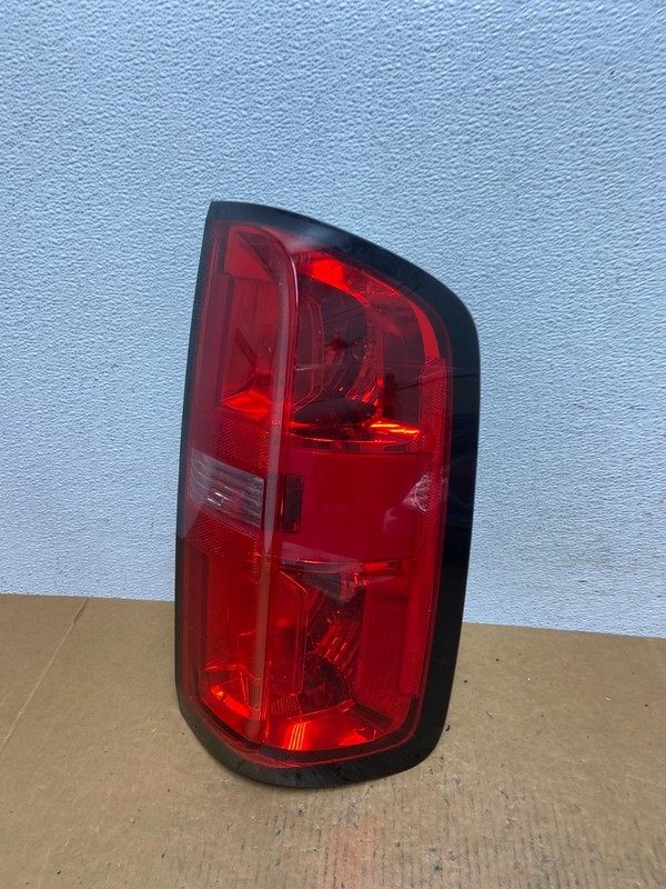 2015 to 2019 Chevrolet Colorado Right Passenger RH Side Tail Light AE0621 DG