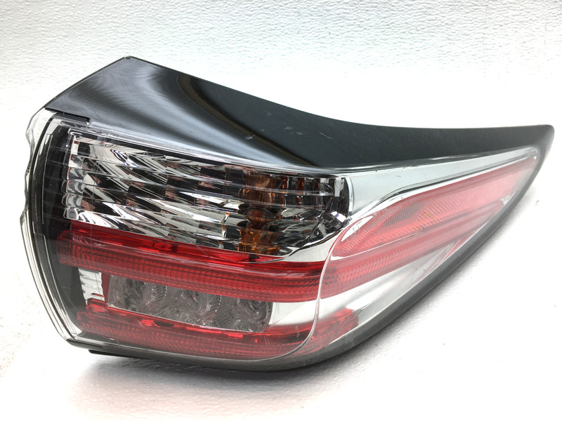 OEM Nissan Murano Right Passenger Side Quarter Mounted Tail Lamp Lens Chip