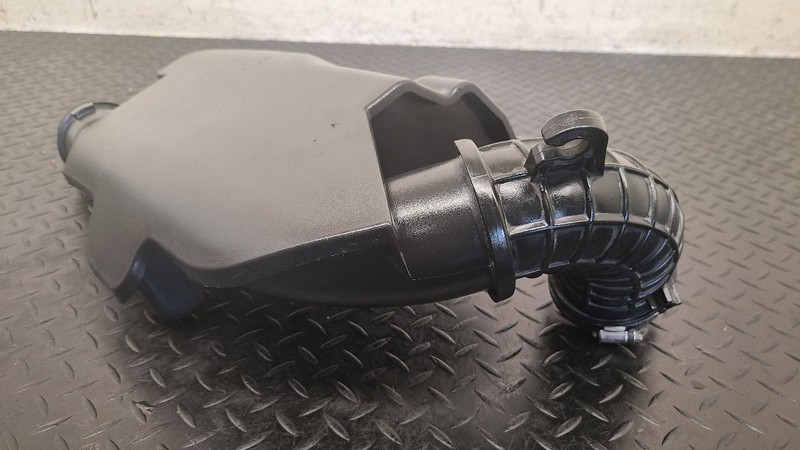 14-16 Chevrolet Malibu 2.5L Air Intake Duct Silencer OEM 13313804