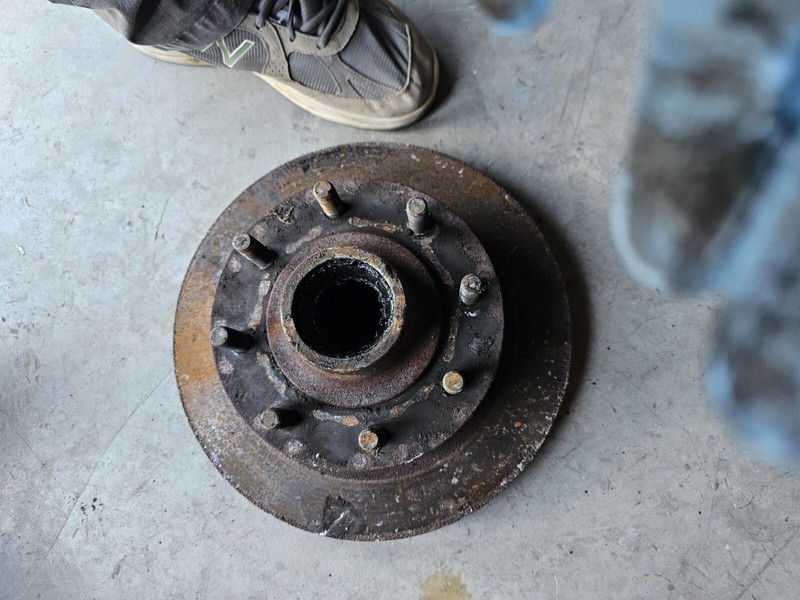 2005 FordE350 Left Hub OEM