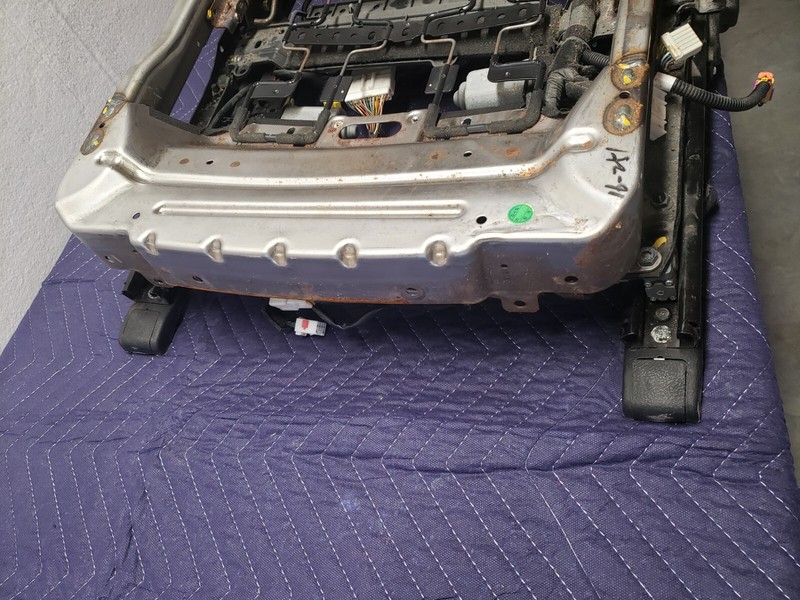 11 - 14 HYUNDAI GENESIS SEDAN Driver Seat frame for parts. Electronics good.