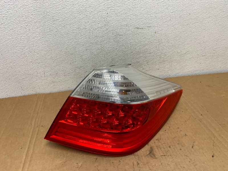 2009-2011 Hyundai Genesis Sedan Right Passenger RH Tail Light AD3161 DW