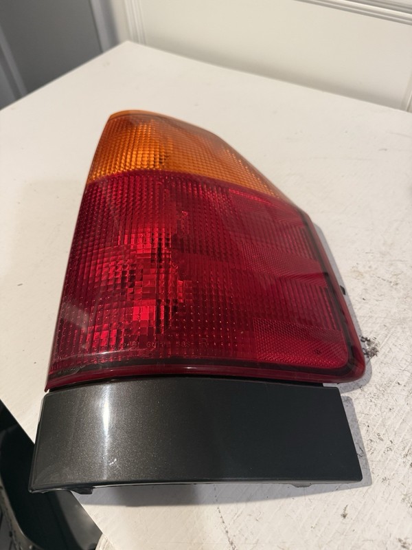 Fits 2002-2009 GMC Envoy, Right Taillight Assembly, OEM:15131577
