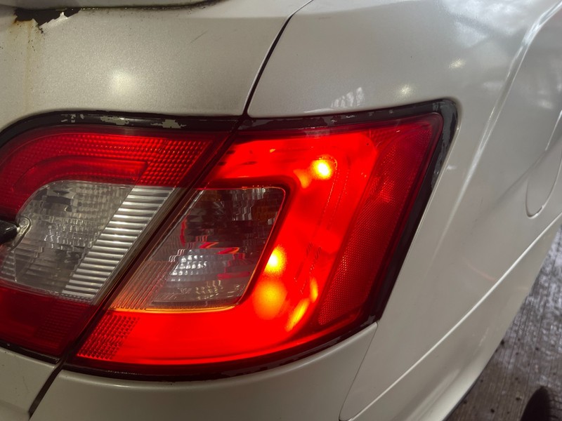 2010-2012 Ford Taurus Passenger Right Side Tail Light Taillight Oem Outer