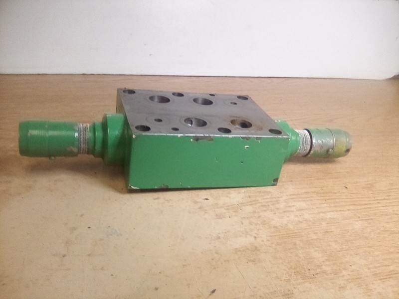 Parker 4F1200-9 D Flow Control Valve