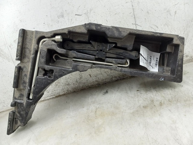 19 TOYOTA C-HR LE SPARE TIRE JACK