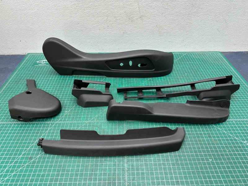 17-19 Cadillac XT5 FRONT RIGHT PASSENGER SEAT PLASTIC TRIM COVER OEM