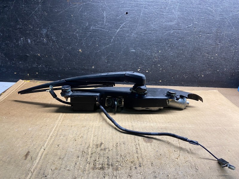 2003 to 2008 Pontiac Vibe Rear Wiper Windshield Motor OEM Y4175 DG