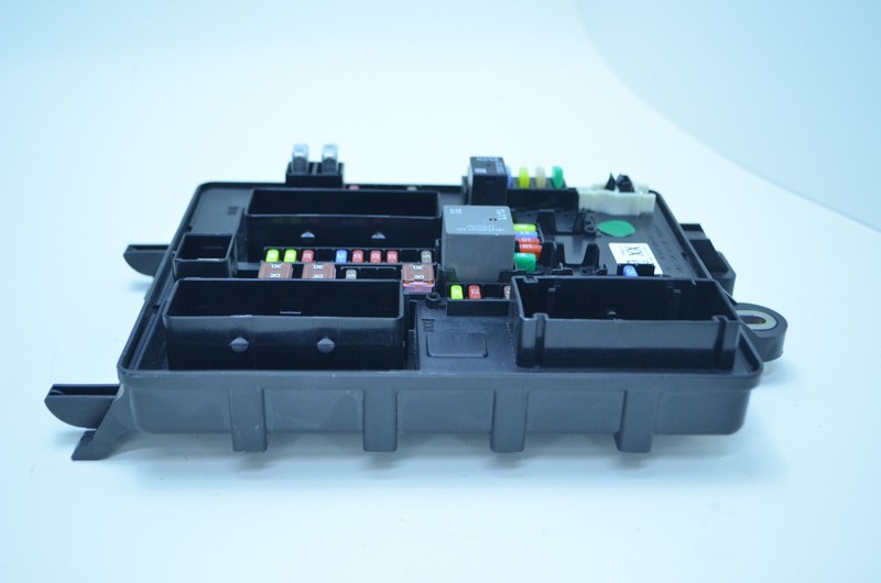 10-11 CADILLAC SRX 3.0L JUNCTION BLOCK FUSE RELAY BOX OEM