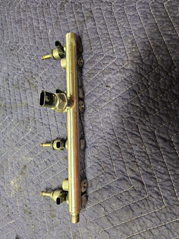 Fuel Injection RAIL W/ Fuel Injectors 2.4L2014 Tucson