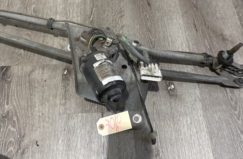 VOLVO VNL WINDSHIELD WIPER MOTOR E-008-120 E-005-619 82265546