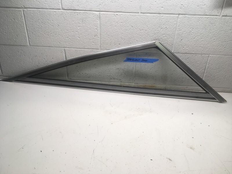 Z7 1998 Rinker v182 Boat Windshield Driver Starboard side