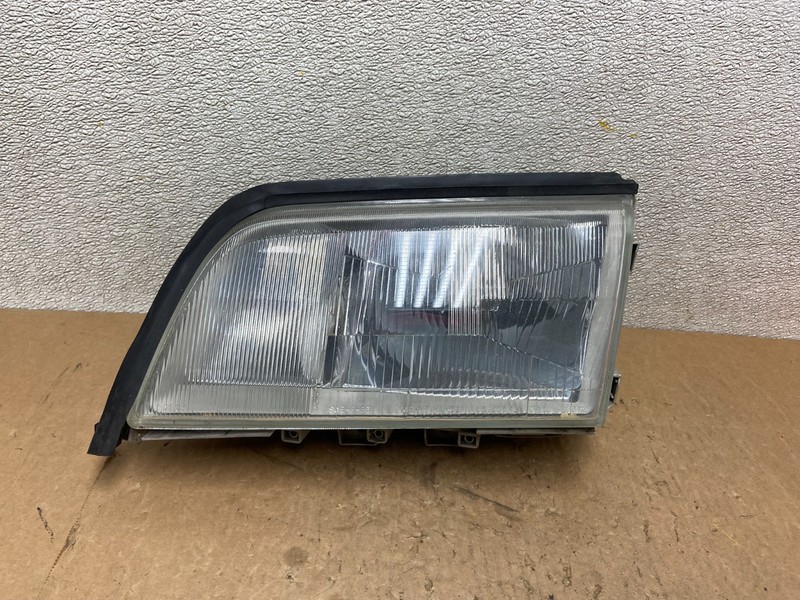 1994 - 1996 Mercedes C C220 W202 Front Left Driver LH Headlight OEM z7958 DG