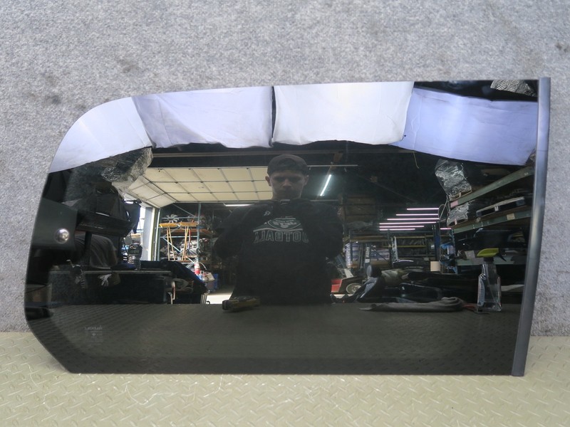 2004-2007 LEXUS J100L LX470 REAR RIGHT QUARTER GLASS WINDOW
