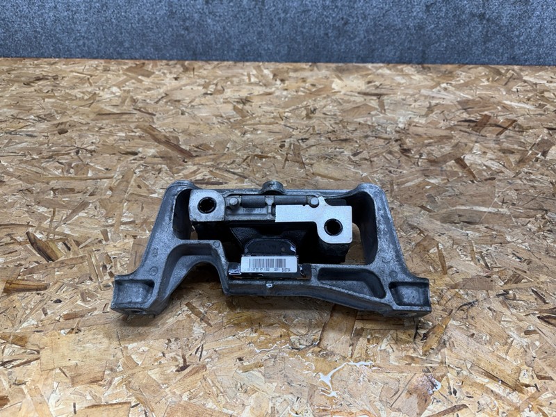 INFINITI QX30 17-19 OEM RIGHT PASSENGER ENGINE MOTOR MOUNT SUPPORT BRACKET 2.0L