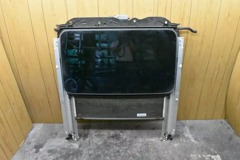 12-18 Mercedes W218 CLS550 CLS63 AMG Sunroof Sun Roof Glass Frame Track OEM
