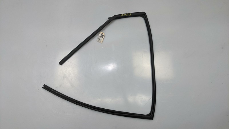 Right Rear Window Glass Run Channel 82330-3KA0A 2017 Nissan Pathfinder 2013-2019