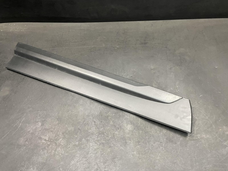 Front Left Door Lower Molding 2021 Cadillac XT4 84646664 2019 2020 2022 2023