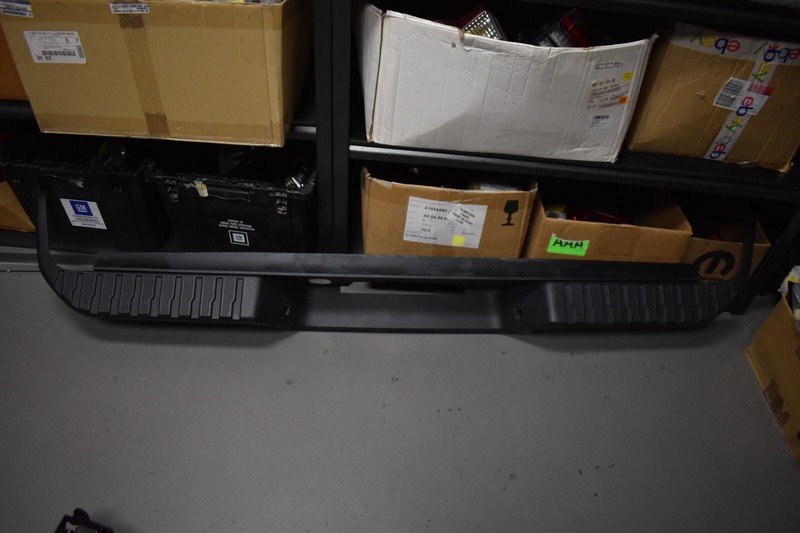 2018-2020 GMC SILVERADO REAR BUMPER CENTER STEP PAD FACTORY OEM