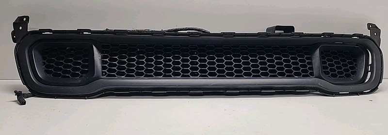 T520004A | 14 - 18 JEEP GRAND CHEROKEE FRONT LOWER GRILLE W/ SHUTTER ASSEMBLY OE