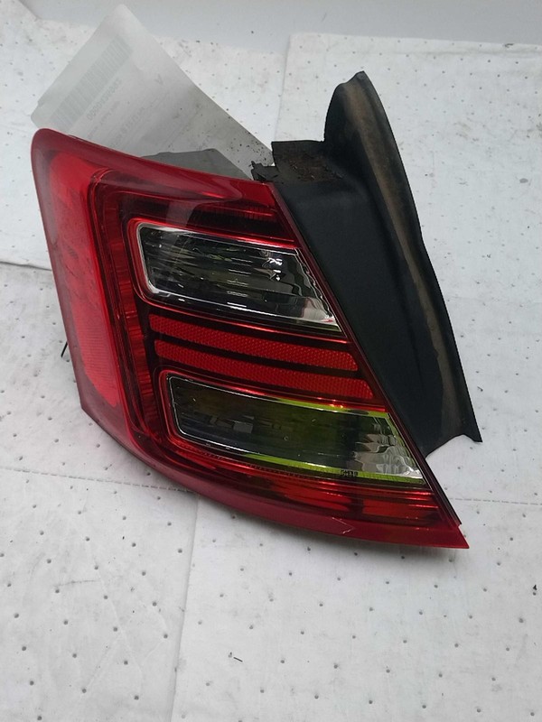 2015 Ford Taurus Left Tail Light Assembly Black OEM 613306 Used