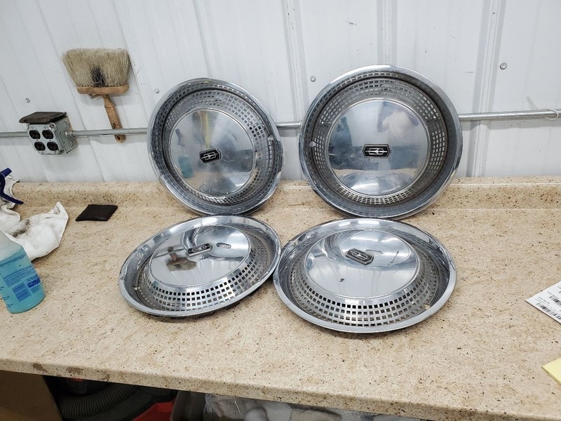 Wheel Cover HubCap With Rib Type Chrome Center Fits 74-76 OLDSMOBILE 300444