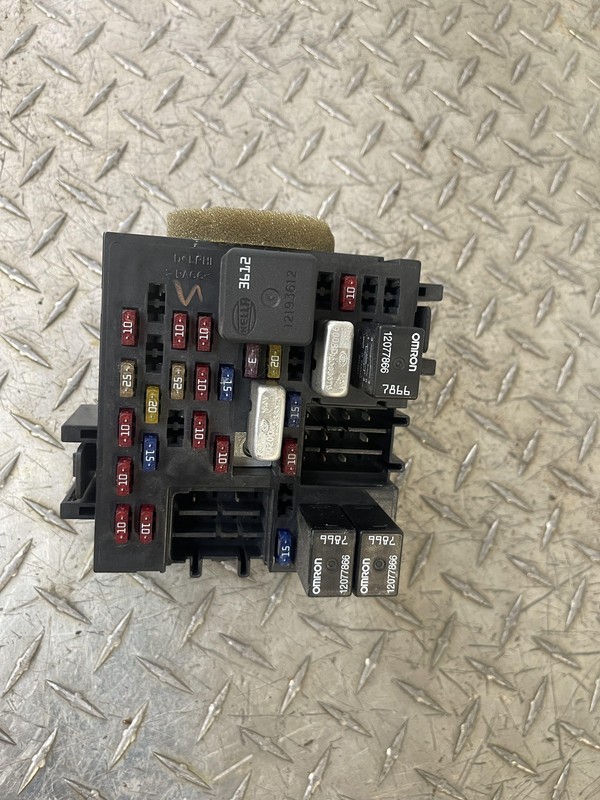 99-02 Chevrolet Silverado Sierra Fuse Box Junction OEM 15328861A Oem