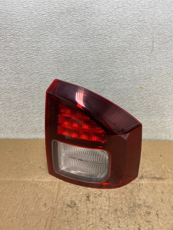 2014 - 2017 Jeep Compass Right Passenger Side Tail Light Z1127 DW